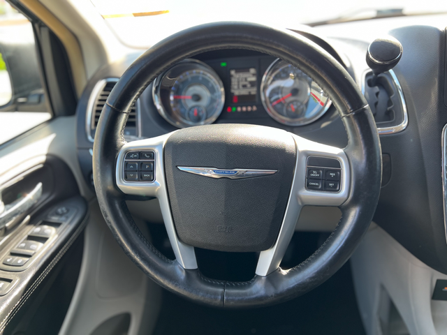 2013 Chrysler Town & Country TOURING-WHEELCHAIR ACCESSIBLE VAN - Photo 14