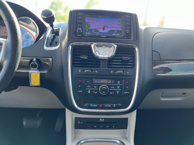 2013 Chrysler Town & Country TOURING-WHEELCHAIR ACCESSIBLE VAN - Photo 15