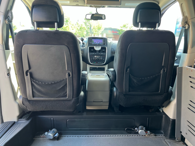 2013 Chrysler Town & Country TOURING-WHEELCHAIR ACCESSIBLE VAN - Photo 16