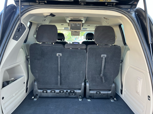 2013 Chrysler Town & Country TOURING-WHEELCHAIR ACCESSIBLE VAN - Photo 19