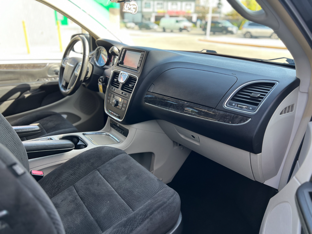 2013 Chrysler Town & Country TOURING-WHEELCHAIR ACCESSIBLE VAN - Photo 20