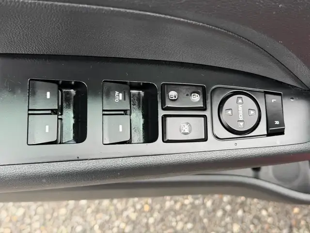 2019 Hyundai Elantra Luxury Auto, Fully Loaded | Stylish & Fuel - Photo 15