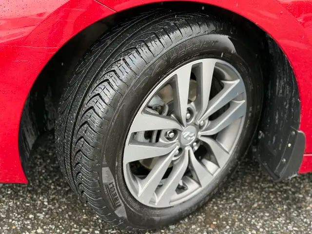 2019 Hyundai Elantra Luxury Auto, Fully Loaded | Stylish & Fuel - Photo 21