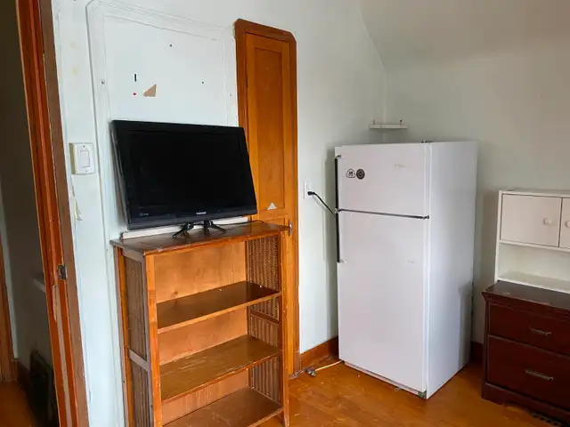 very clean & Furnished room c/w utilities/Wi-Fi east Downtown - Photo 2