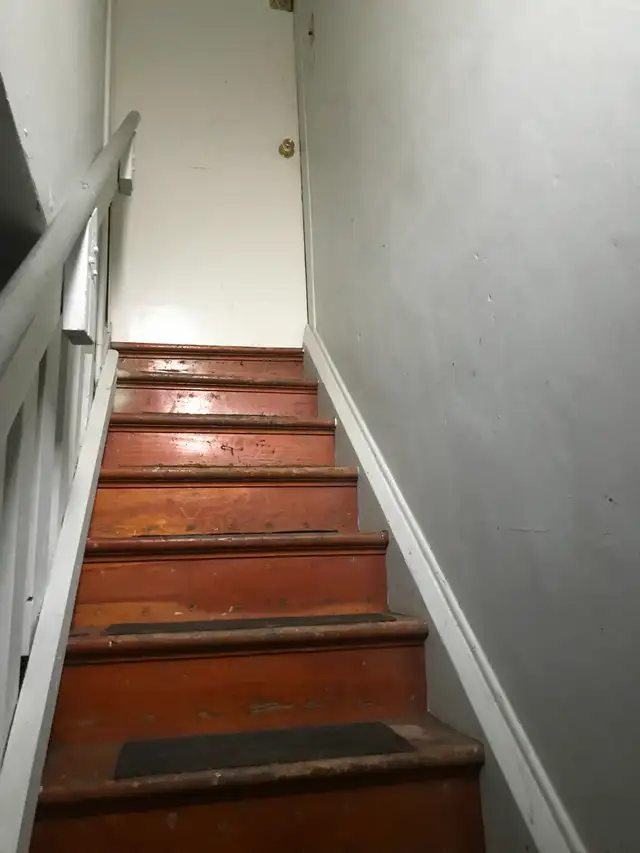 very clean & Furnished room c/w utilities/Wi-Fi east Downtown - Photo 3