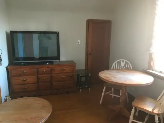 very clean & Furnished room c/w utilities/Wi-Fi east Downtown - Photo 4