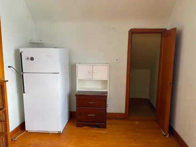 very clean & Furnished room c/w utilities/Wi-Fi east Downtown - Photo 5