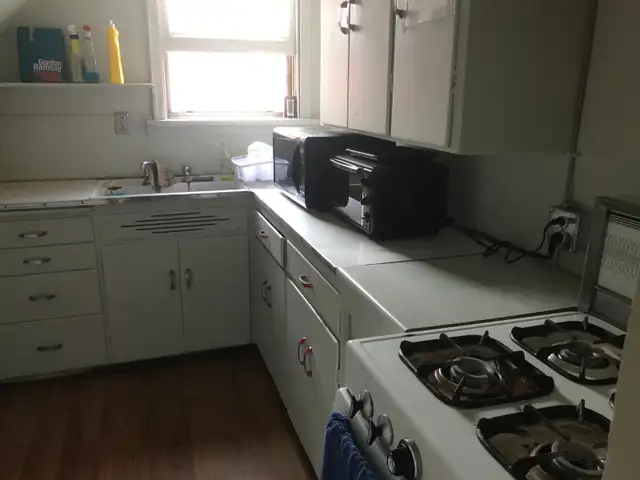 very clean & Furnished room c/w utilities/Wi-Fi east Downtown - Photo 6