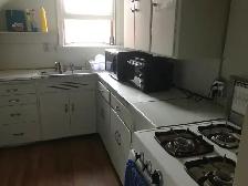 very clean & Furnished room c/w utilities/Wi-Fi east Downtown - Photo 6