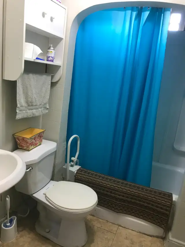 very clean & Furnished room c/w utilities/Wi-Fi east Downtown - Photo 8