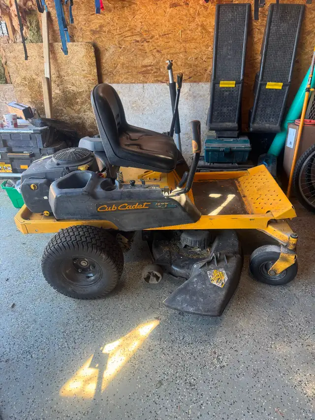 Zero turn lawnmower