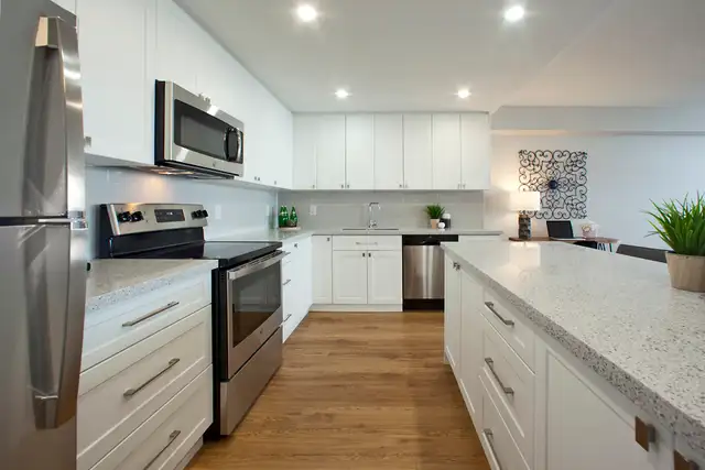 Fully Renovated 2 Bedroom Large, 2 Bath for Rent in Etobicoke! - Photo 2