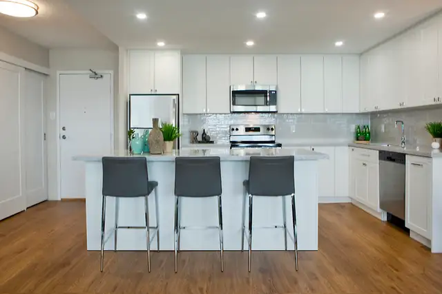 Fully Renovated 2 Bedroom Large, 2 Bath for Rent in Etobicoke! - Photo 4