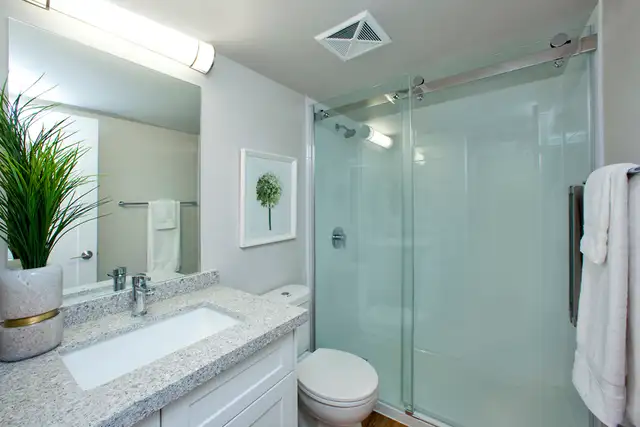 Fully Renovated 2 Bedroom Large, 2 Bath for Rent in Etobicoke! - Photo 10