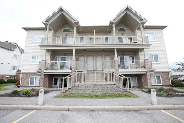 Lovely 2 Bdm/1 Bth Condo, Barrhaven, 2 x pkg, July/August