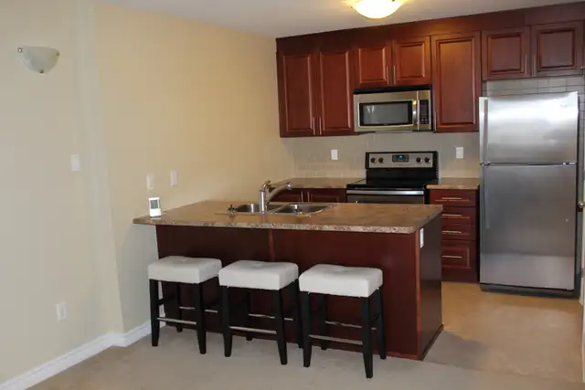 Lovely 2 Bdm/1 Bth Condo, Barrhaven, 2 x pkg, July/August - Photo 2