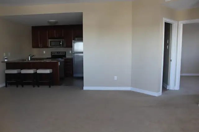 Lovely 2 Bdm/1 Bth Condo, Barrhaven, 2 x pkg, July/August - Photo 3