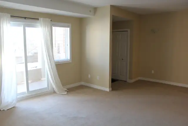 Lovely 2 Bdm/1 Bth Condo, Barrhaven, 2 x pkg, July/August - Photo 5