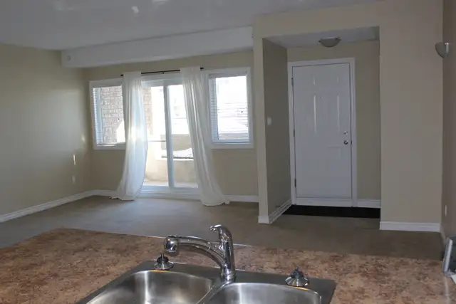 Lovely 2 Bdm/1 Bth Condo, Barrhaven, 2 x pkg, July/August - Photo 6