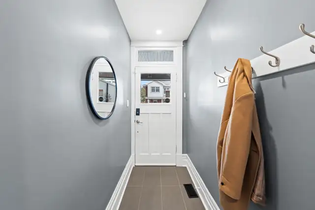 Spacious 5Bdm/3Bth Semi-Detached Home, Old Ottawa South,July/Aug - Photo 3