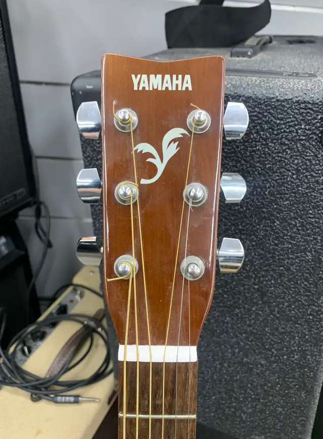 Yamaha F-130 Acoustic Guitar - Photo 2