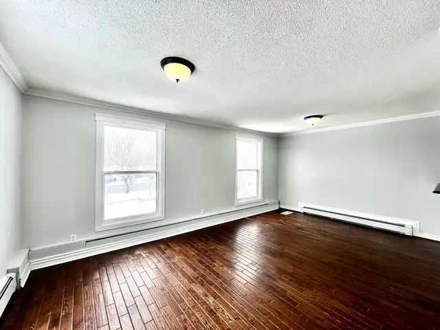 22 Torbay Rd - Two Bedroom Main Floor Heat & Hot Water Inc - Photo 3
