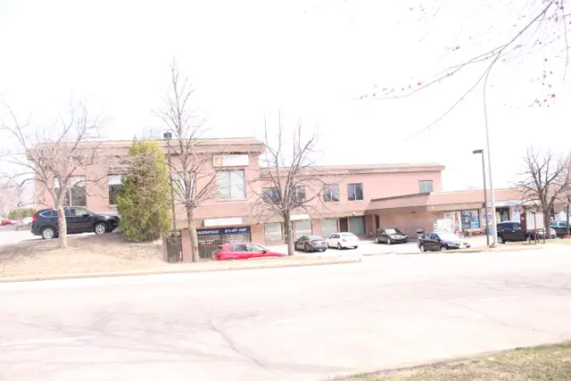 Grand local commercial dans un secteur résidentiel