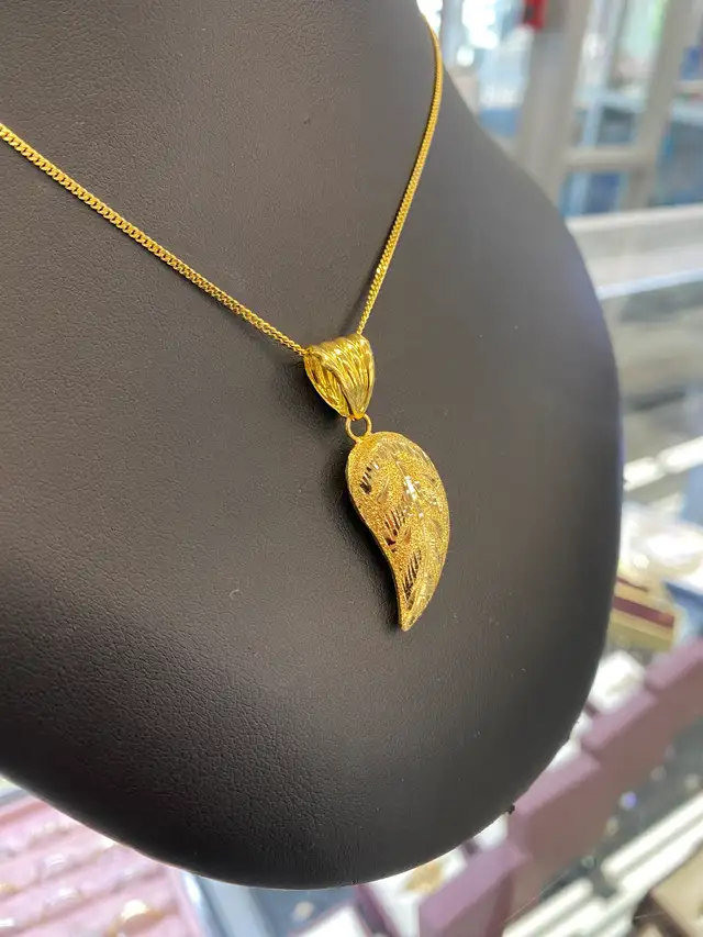 21K Gold Leaf Pendent - Photo 2