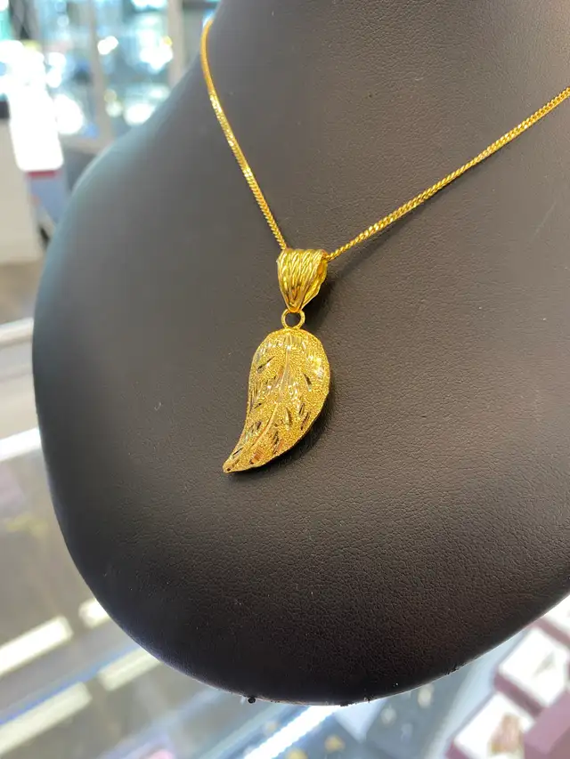 21K Gold Leaf Pendent - Photo 3