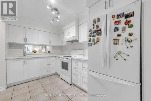 $850 Room-FEMALES-4 min walking to LRT Caledonia Stn at Eglinton - Photo 3