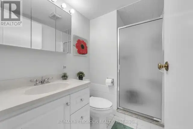 $850 Room-FEMALES-4 min walking to LRT Caledonia Stn at Eglinton - Photo 4