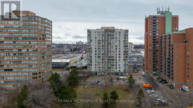 $850 Room-FEMALES-4 min walking to LRT Caledonia Stn at Eglinton - Photo 6