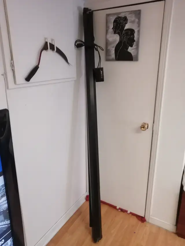 Retractable awning 76 in wide 4 ft long has two hooks