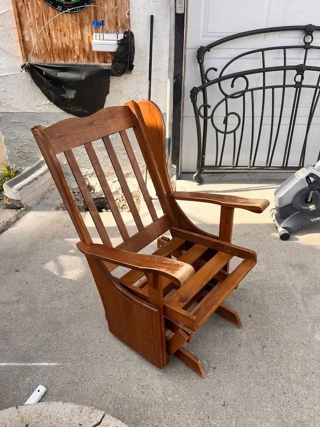 rocking chair in good condition just need the cushion