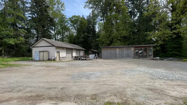 Dual-Workshop – 10 Parking Stalls