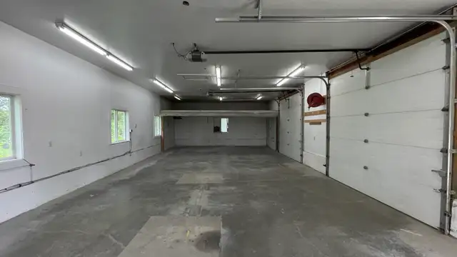 Dual-Workshop – 10 Parking Stalls - Photo 5