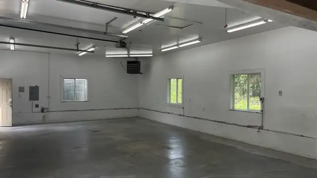 Dual-Workshop – 10 Parking Stalls - Photo 8
