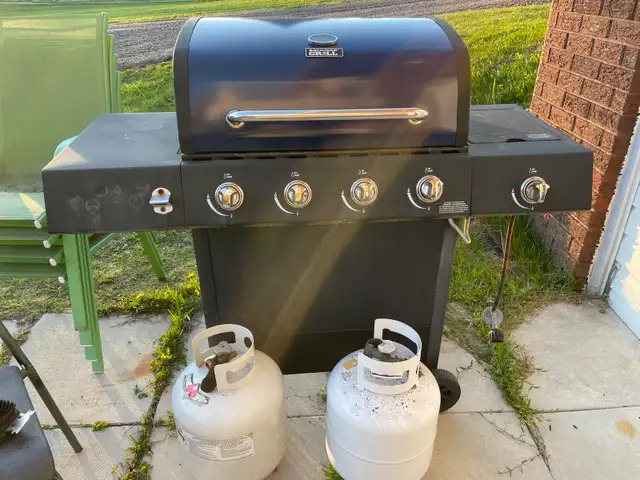 Barbecue with two tanks FREE