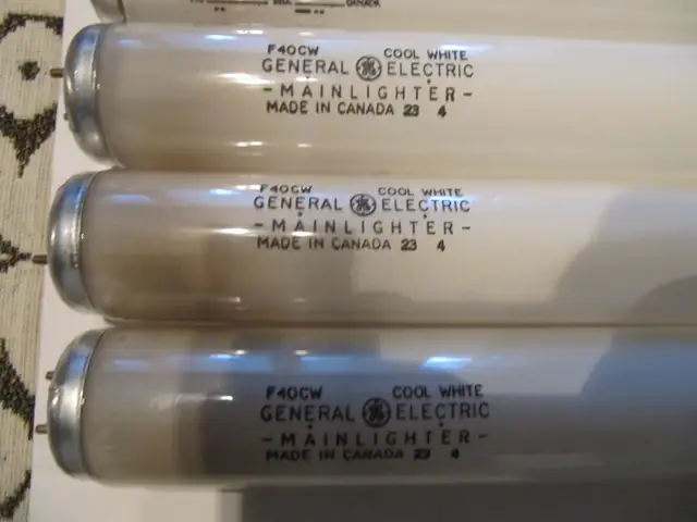 Sylvania General Electric F40 Watt Cool White 48' Bulbs 7pc Lot - Photo 5