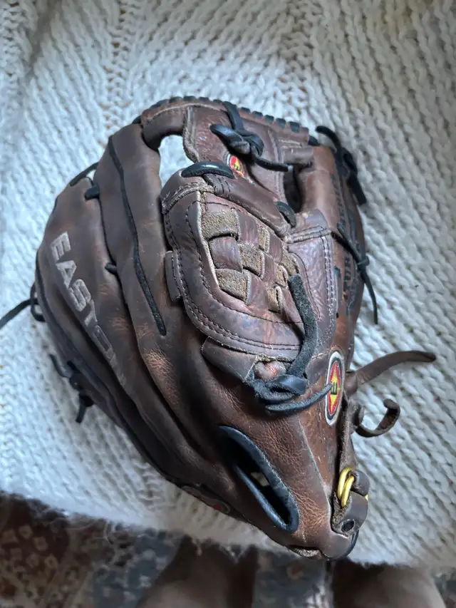 Right-handed Easton Baseball Glove - Photo 2