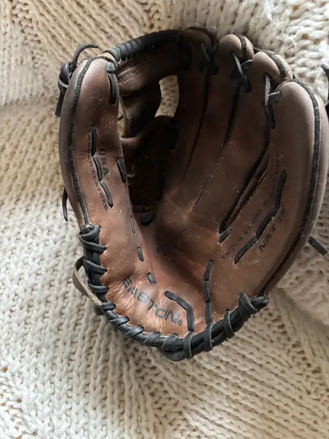 Right-handed Easton Baseball Glove - Photo 3
