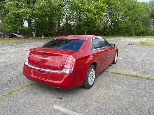 2013 Chrysler 300 - Photo 4
