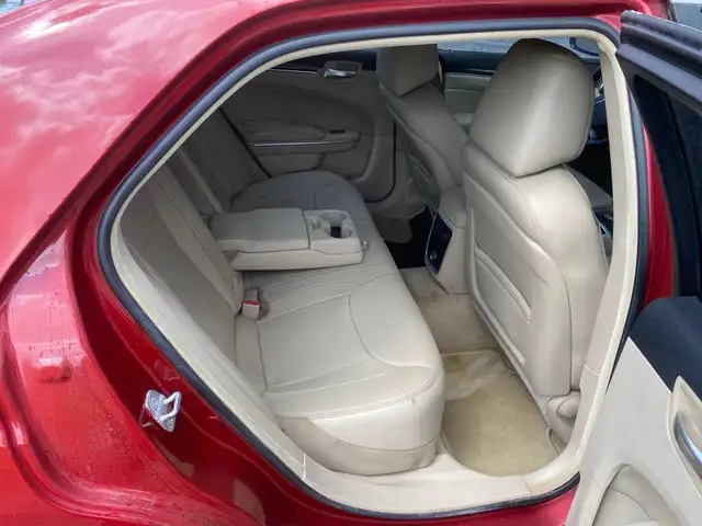 2013 Chrysler 300 - Photo 6