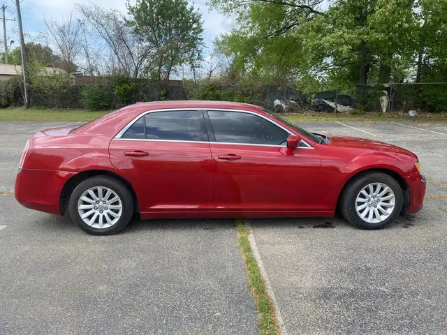 2013 Chrysler 300 - Photo 8