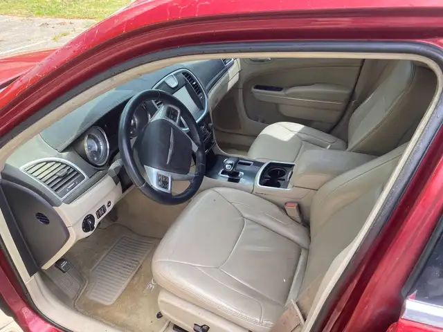 2013 Chrysler 300 - Photo 9