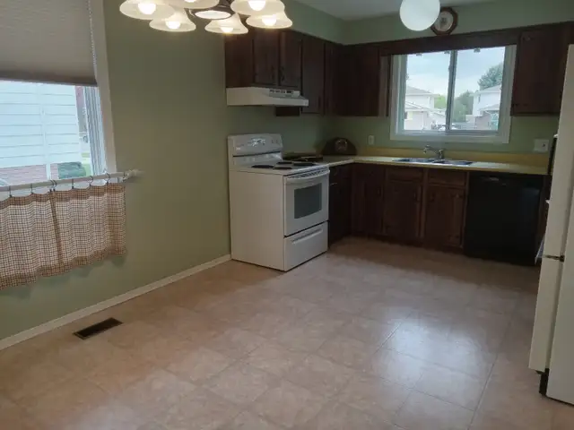 3-Bedroom House-$2400p/m   utilities - Photo 3
