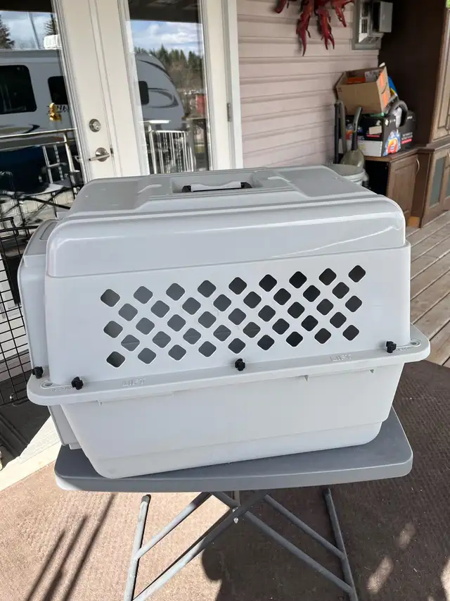 DOG Kennel…heavy grey plastic - Photo 3