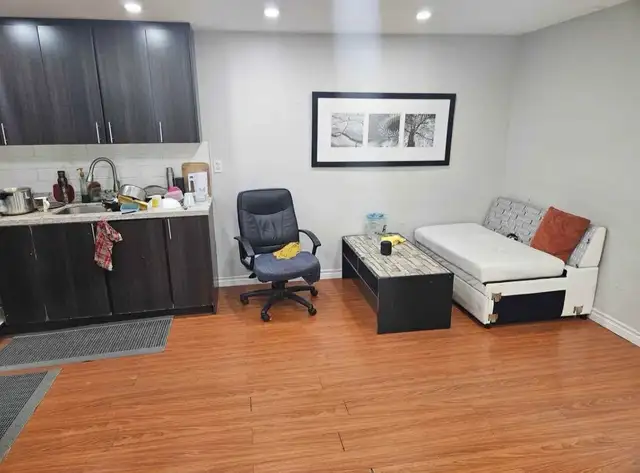 Basement Room available for two males - Photo 2