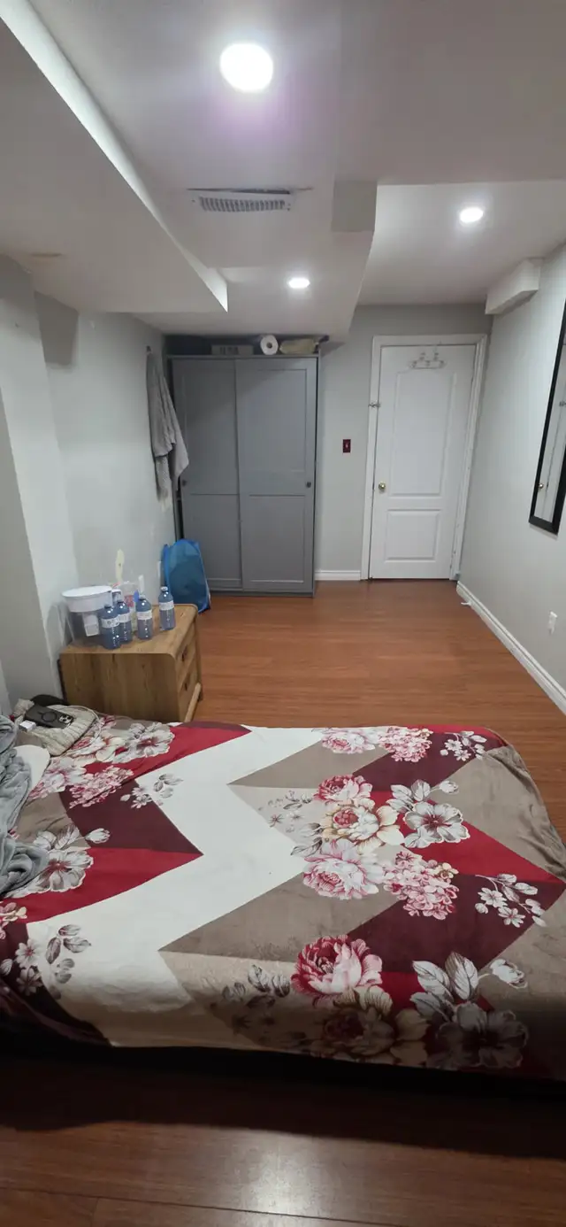 Basement Room available for two males - Photo 4