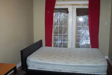 4 bedrooms, 2 bathrooms house for rent in Etobicoke from June 1s - Photo 4